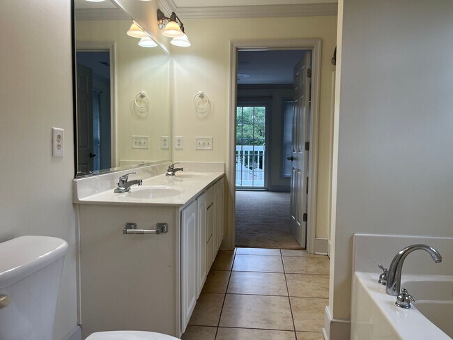 Building Photo - Townhouse Walking Distance to the Beach
