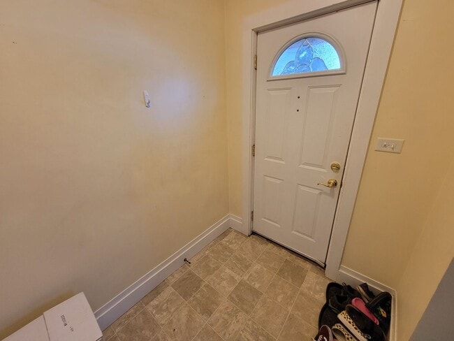 Building Photo - AVAILABLE April! - 4 Bed, 2 Bath Bright & Spacious Home