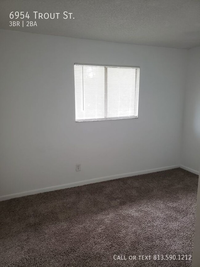 Building Photo - Recently Renovated townhome