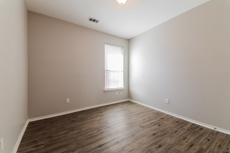 Building Photo - 833 Bens Dr