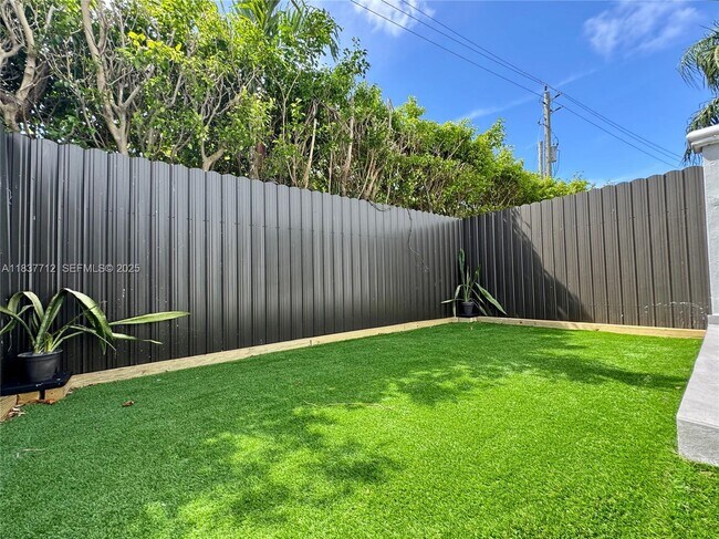 Building Photo - 11667 NE 18th Dr