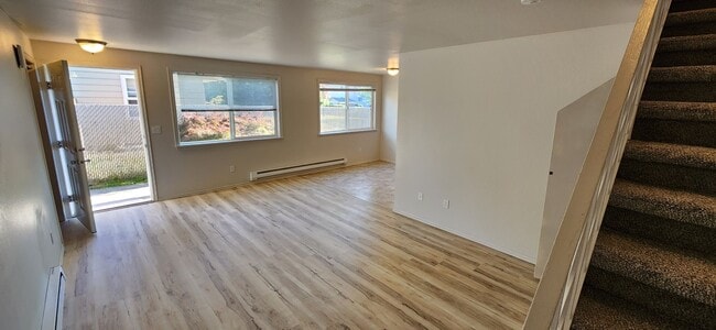 Building Photo - Everett 2 Bedroom Updated Townhome in Smal...