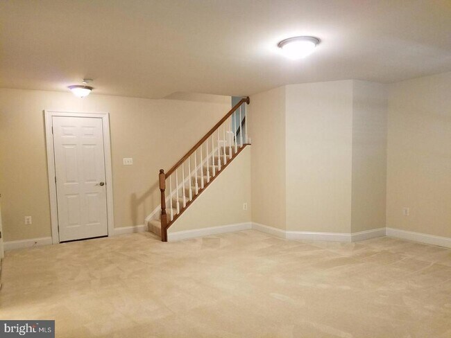 Building Photo - 5985 Meadow Brook Dr