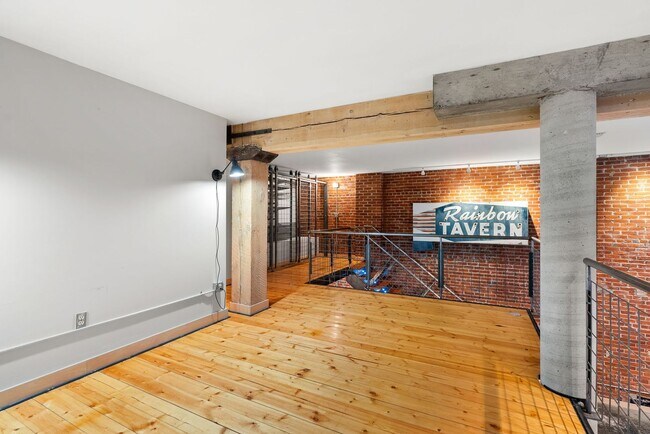 Building Photo - Gorgeous Fully Furnished Condo in Downtown...