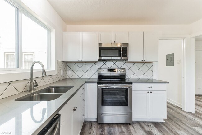 Building Photo - 1 br, 1 bath House - 124 East Castlebriar ...