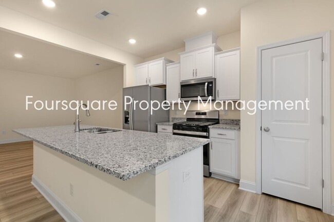 Building Photo - Townhome! | Back Patio with Privacy Fence|...