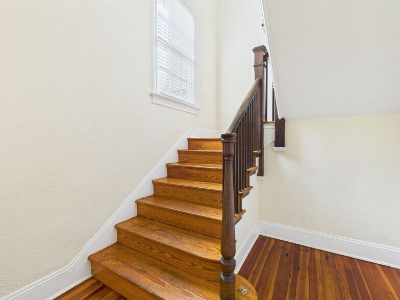 Building Photo - 2802 Dupont Cir