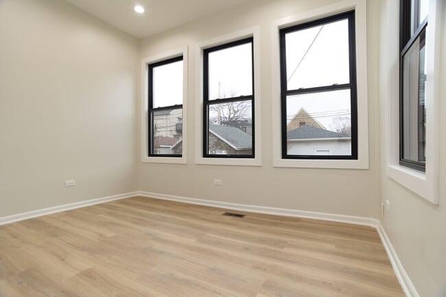 Building Photo - 3111 N Oakley Ave