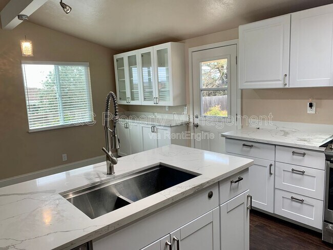 Building Photo - 1975 Paralta Ave