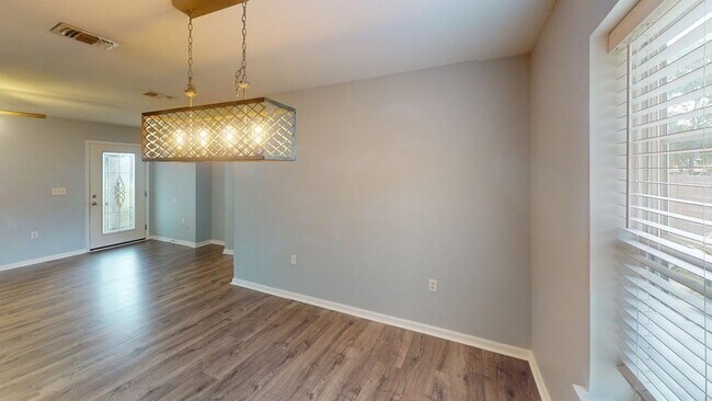 Building Photo - 910 Ave A