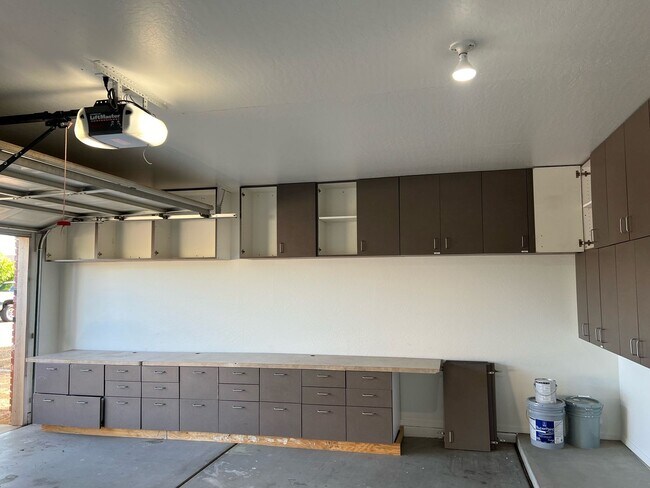 Building Photo - Beautiful remodeled 4 bedroom home!