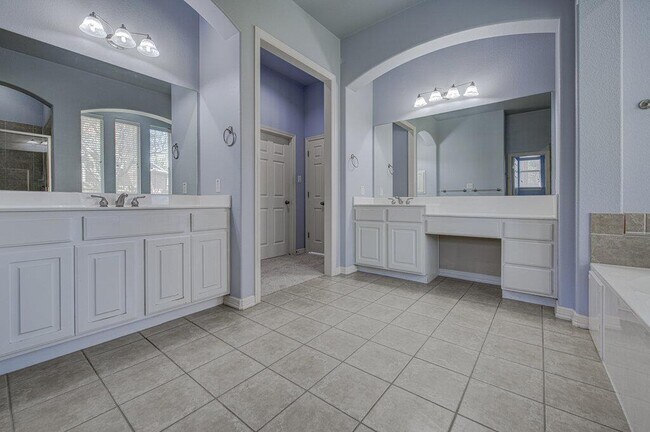 Building Photo - 2785 Lake Forest Dr