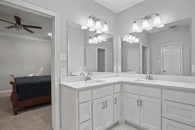 Building Photo - 4301 Bellaire Dr S