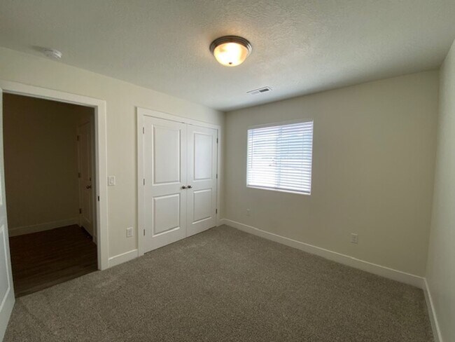 Building Photo - SPACIOUS HOME FOR RENT!