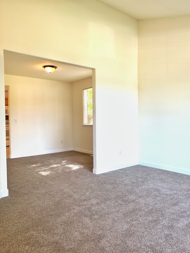 Building Photo - Bright and airy 4 bed!