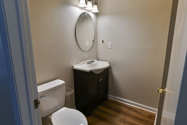 Building Photo - Large 3 Bedroom Single Family Home on Fors...