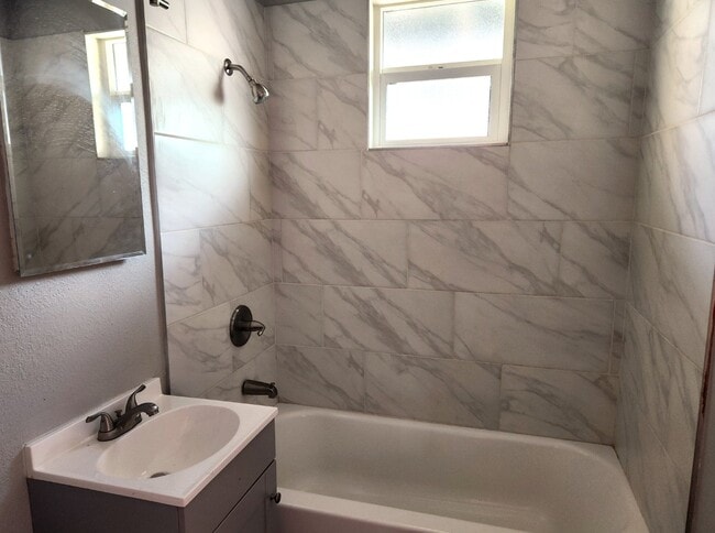 Building Photo - AFFORDABLE & UPDATED PHOENIX LIVING – PRIME LOCATION 1 BEDROOM OWENR OFFERING $500 GIFT CARD SUCC...