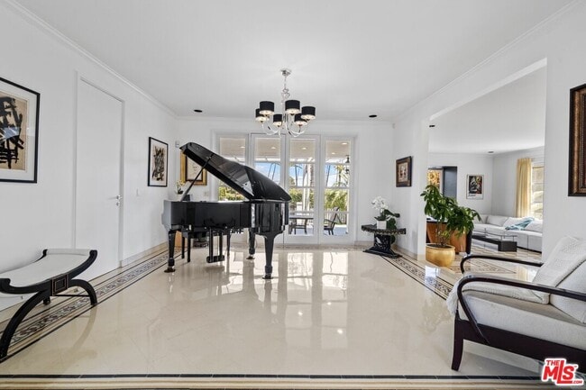 Building Photo - 910 N Crescent Dr