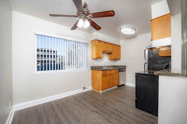 Palms B-7 dining - Palms at the Pruneyard