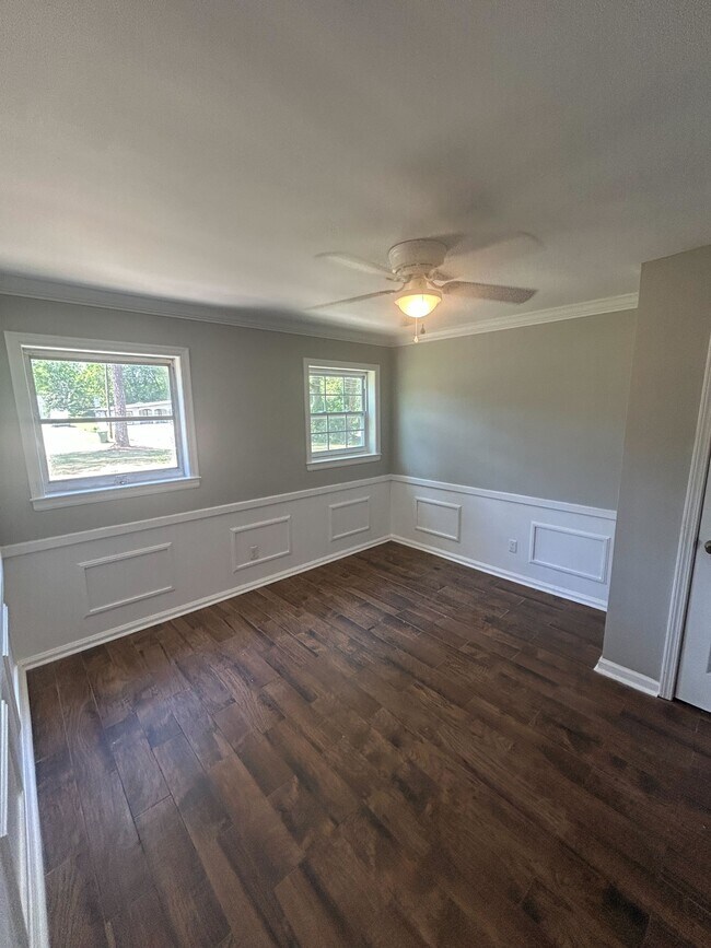 Building Photo - 2633 Ashlawn Dr