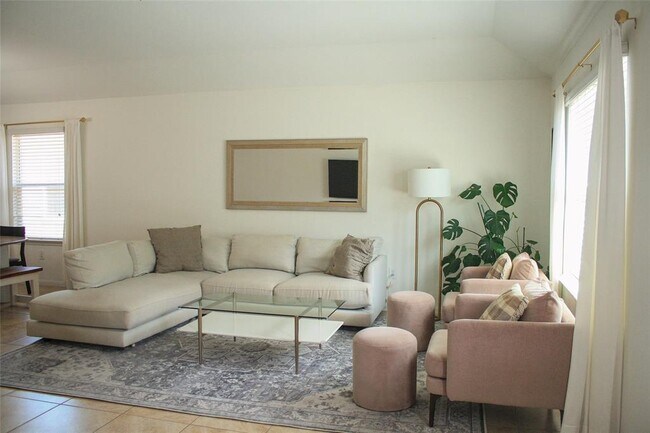 Building Photo - 2209 Bettylou Ln
