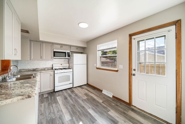 Building Photo - 27 E Thorndale Ave