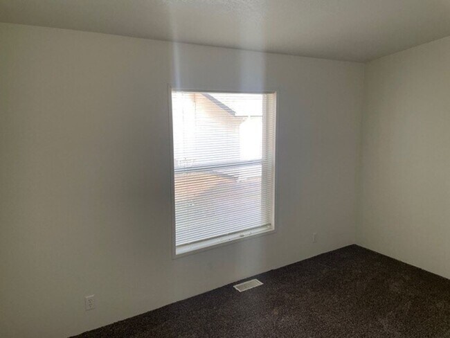 Building Photo - *Summer Special* $400 Off First Month's Rent. Country Living in Junction City