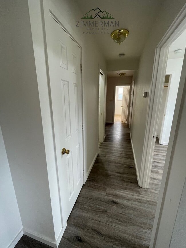 Building Photo - 3 bedroom, 1 1/2 bathroom House in Thurston neighborhood