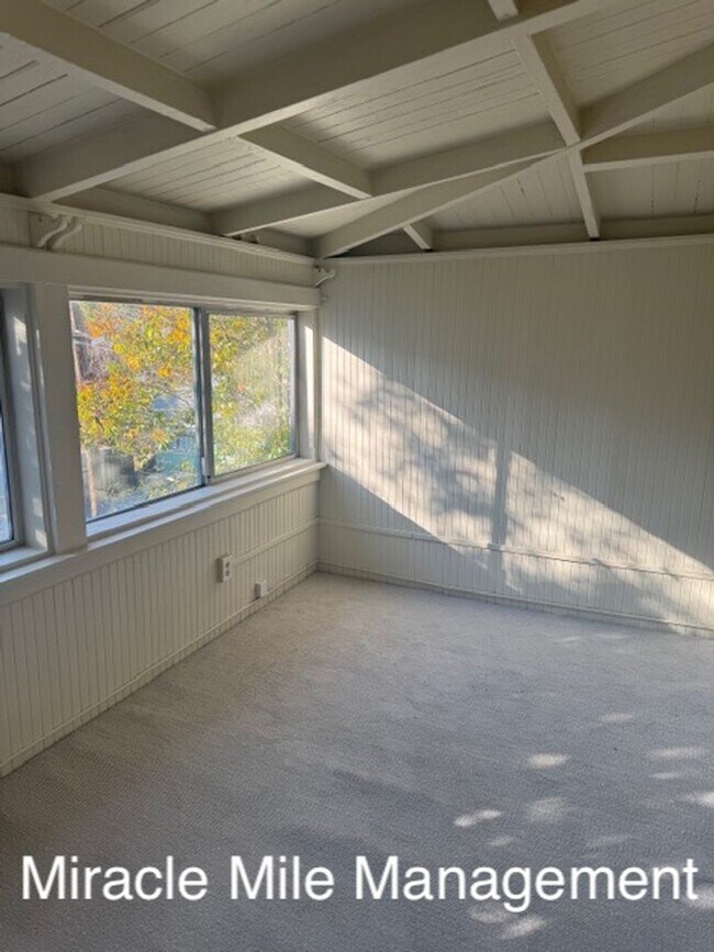 Building Photo - library