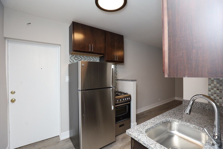 Building Photo - 747 W Cornelia Ave