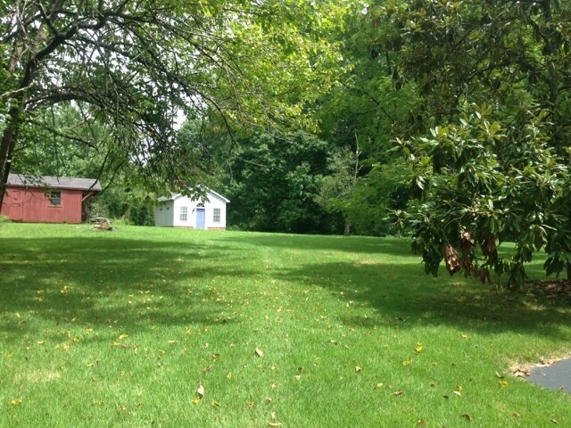 Building Photo - 4 BR home in NW school district--Lawn Service Included!