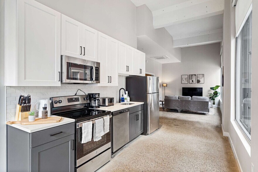 Building Photo - 205 W 4th St