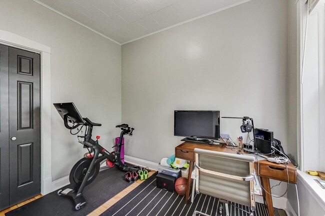 Building Photo - 2145 W Thomas St