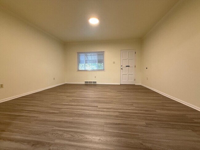 Building Photo - Newly updated 2BR house with yard, off str...