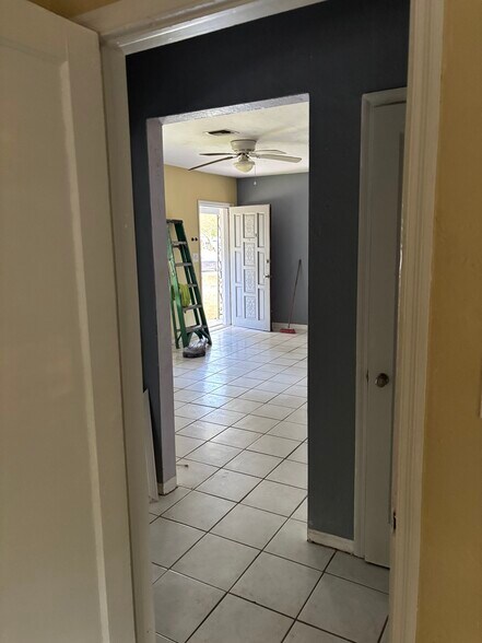 Building Photo - 1007 NE 112th St