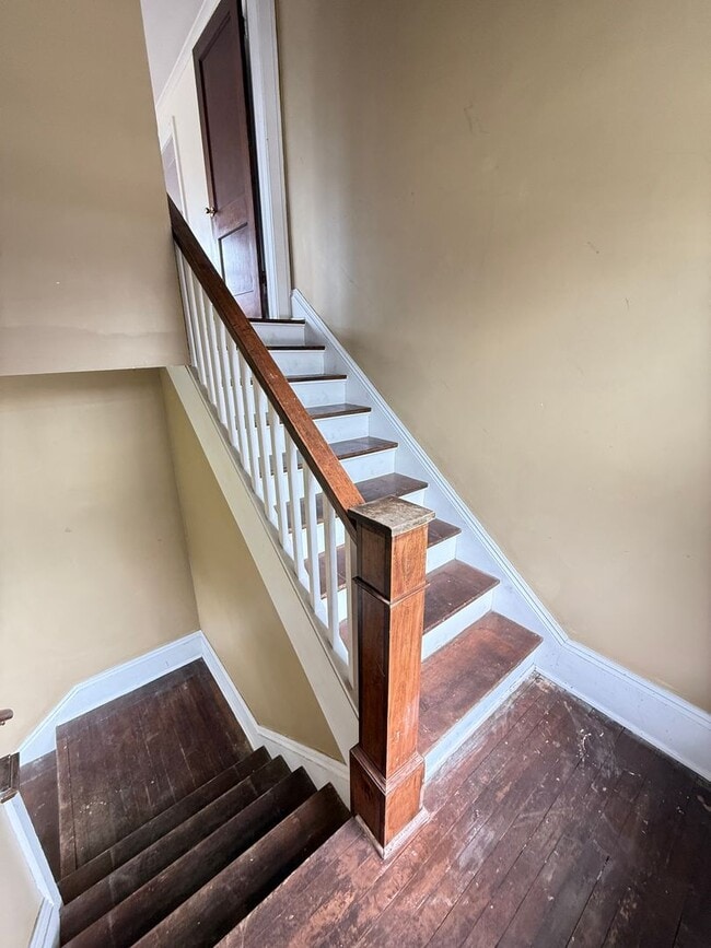 Building Photo - Well-Maintained 2-Bed Near Transit and Dow...