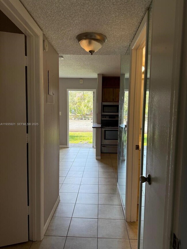 Building Photo - 402 Lakeside Dr