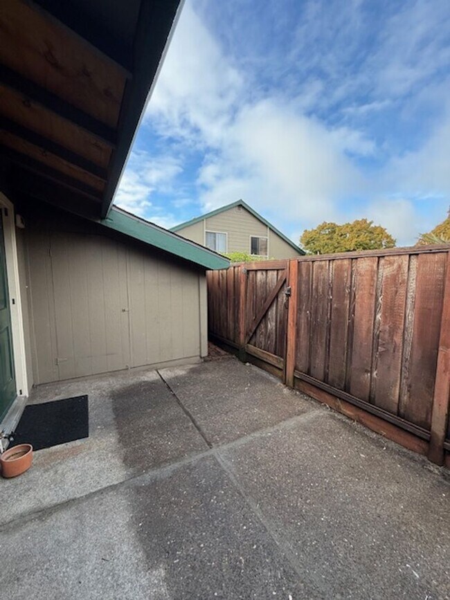 Building Photo - Rare 2 bedroom/1 bathroom Single Story Con...