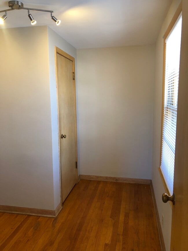 Den - 2952 S 38th St