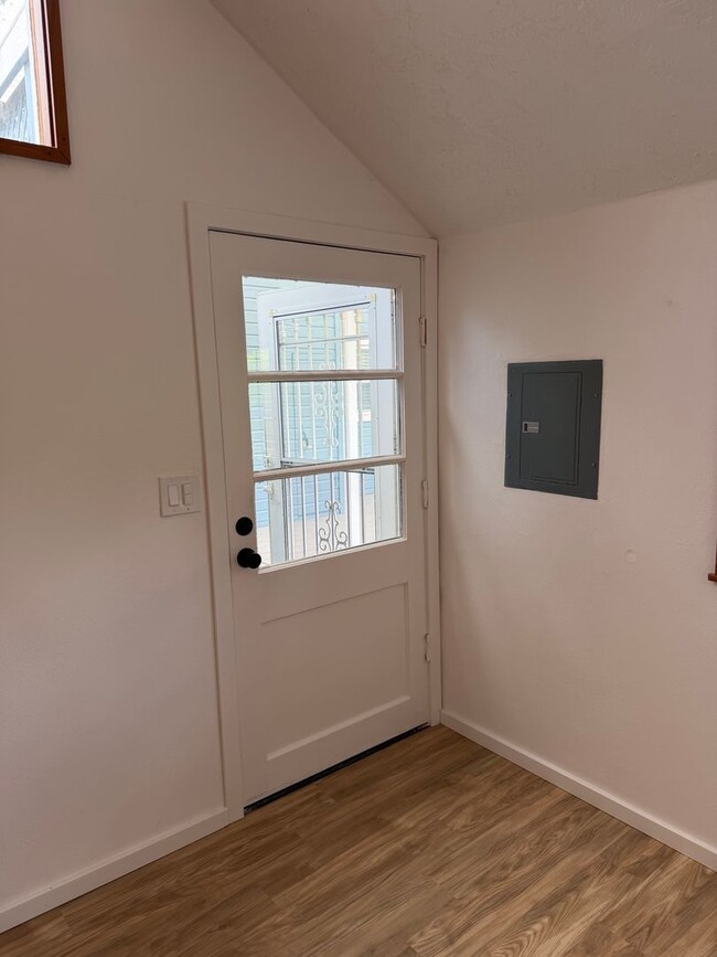 Building Photo - Luxury 1 bedroom 1 bath duplex in a great neighborhood!