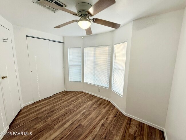 Building Photo - 950 Tumbleweed Dr