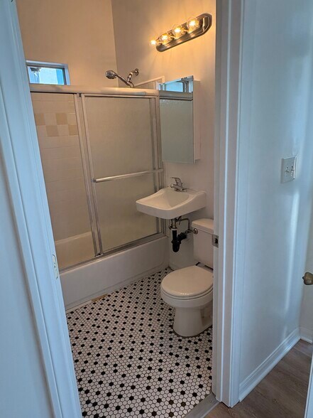 Building Photo - 1631 1/2 Morton Ave