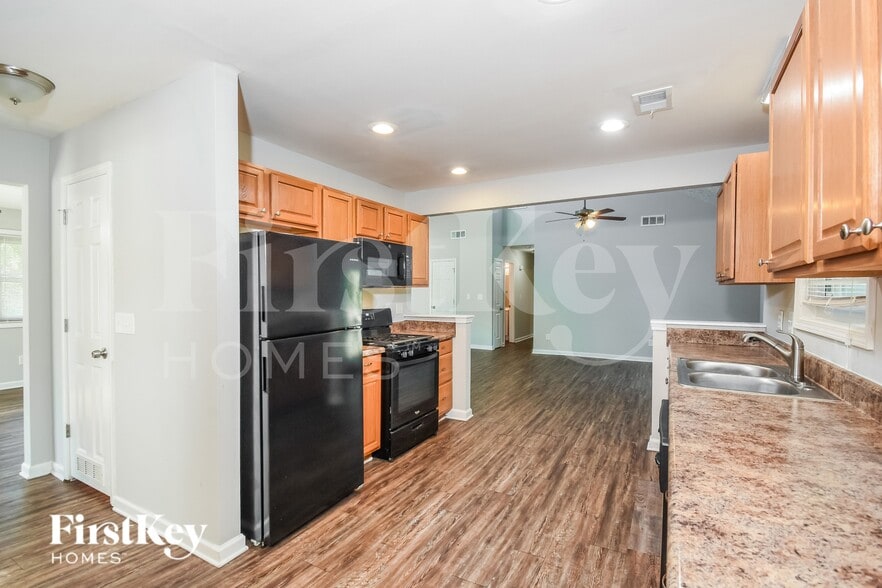 Building Photo - 4800 Victoria Ln