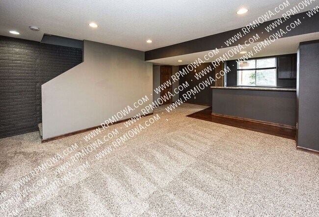 Building Photo - 900 SE Woodbine Dr