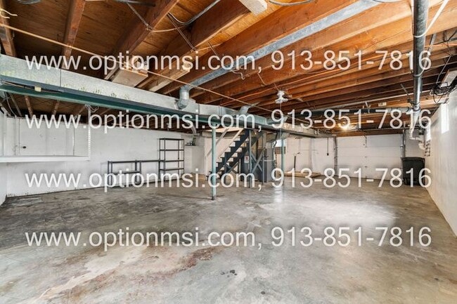 Building Photo - Near Wyandotte County Lake Park!