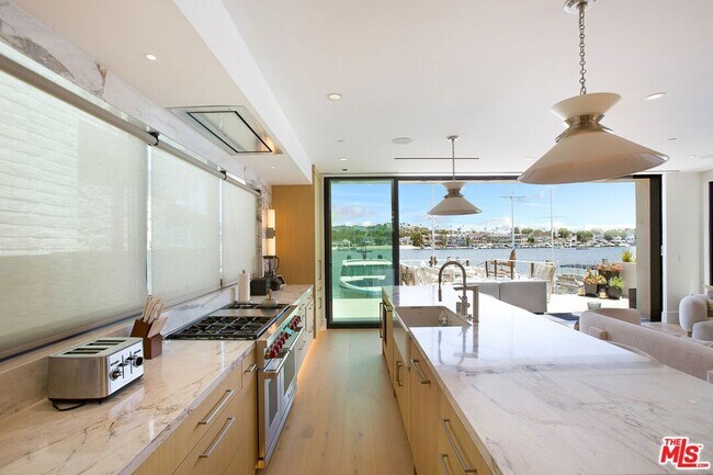 Building Photo - 642 Via Lido Nord