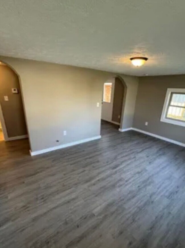 Building Photo - 2 bedroom/1 bath w/carport