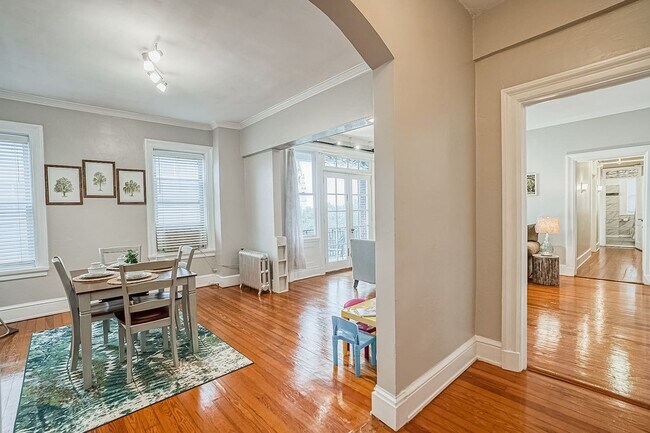 Building Photo - Furnished & Perfectly Located Downtown in ...