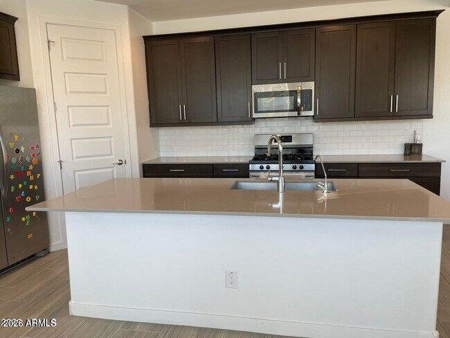 Building Photo - 9115 W Glenrosa Ave