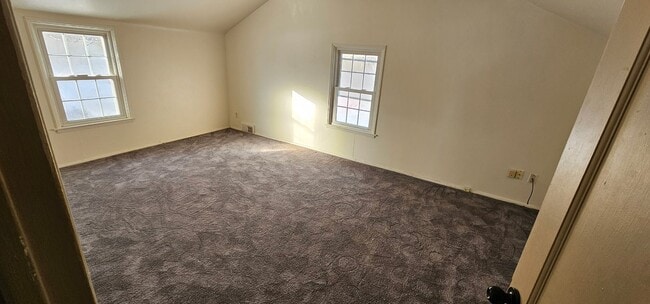 Building Photo - Cozy 3-Bedroom Home with Full Basement & Classic Charm